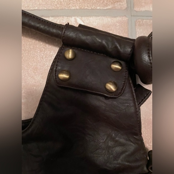 Brown leather tote bag with gold accents, tassel front and heart adornment - Picture 4 of 5